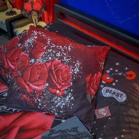 Lovely Romantic Flat In Town 아파트