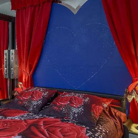 Lovely Romantic Flat In Town 아파트